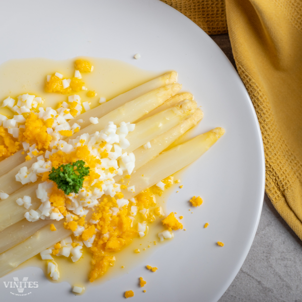 Proef de lente met de perfecte aspergewijn